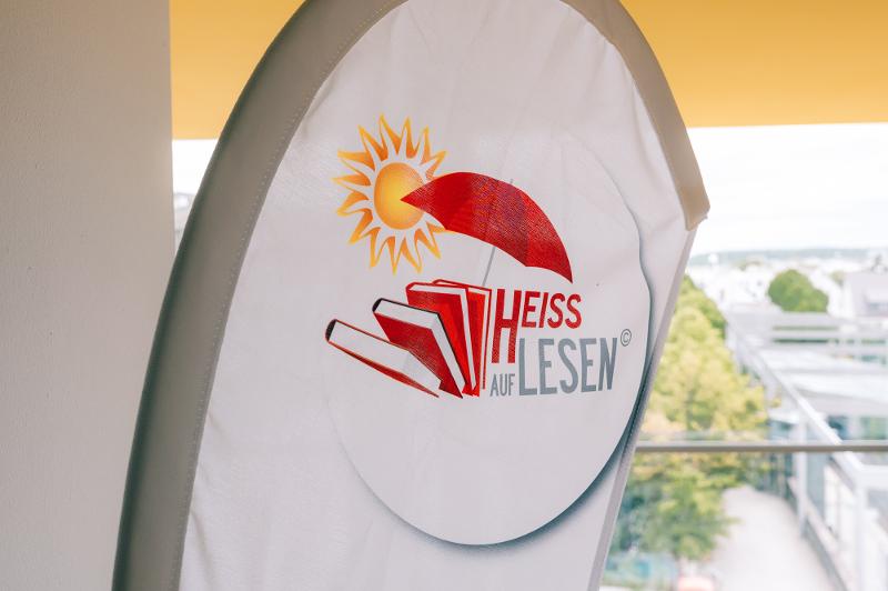 Beach-Flag mit der Aufschrift HEISS AUF LESEN