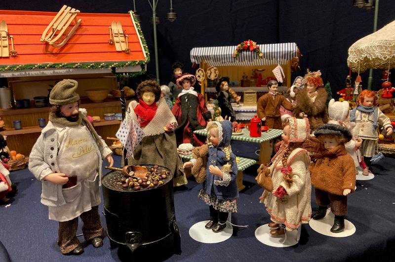 Figuren eines Weihnachtsmarktes