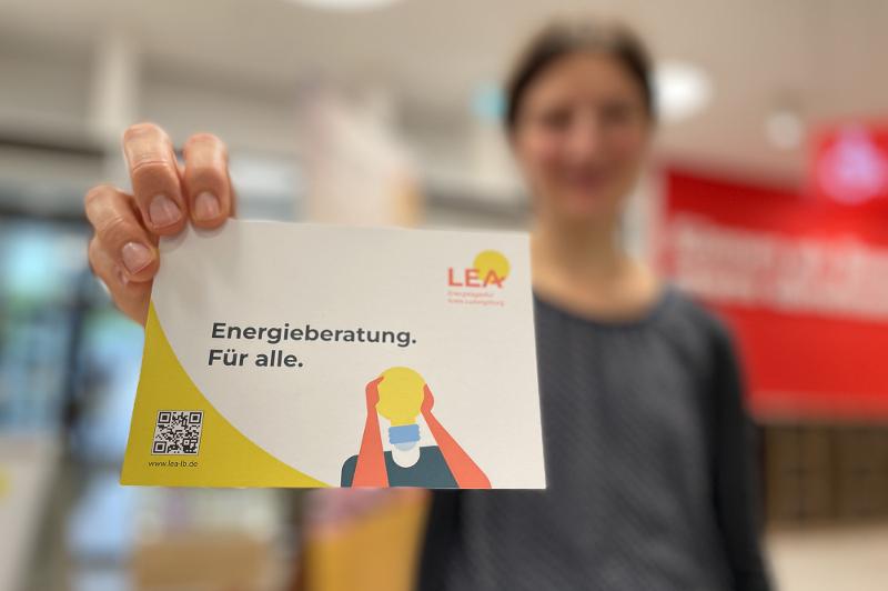 Person mit Karte in der Hand