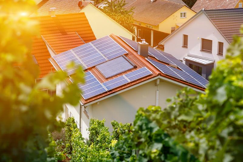 Photovoltaik auf dem Dach eines Hauses