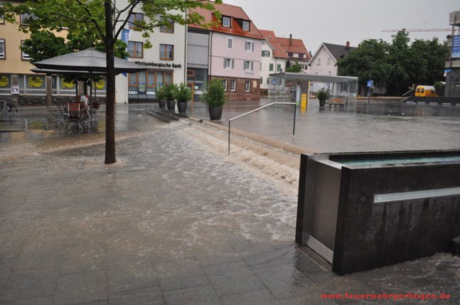 Der Rathausplatz wird überschwemmt