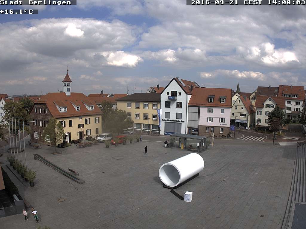 Rathausplatz mit Kunstwerk Röhre